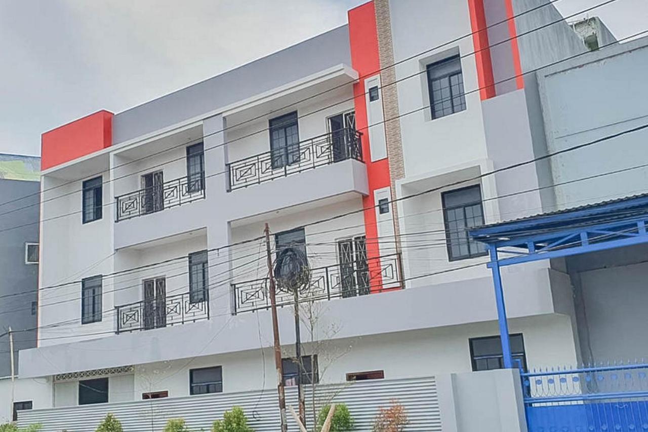 Mahkota Residence Mitra Reddoorz Karawang Exterior foto