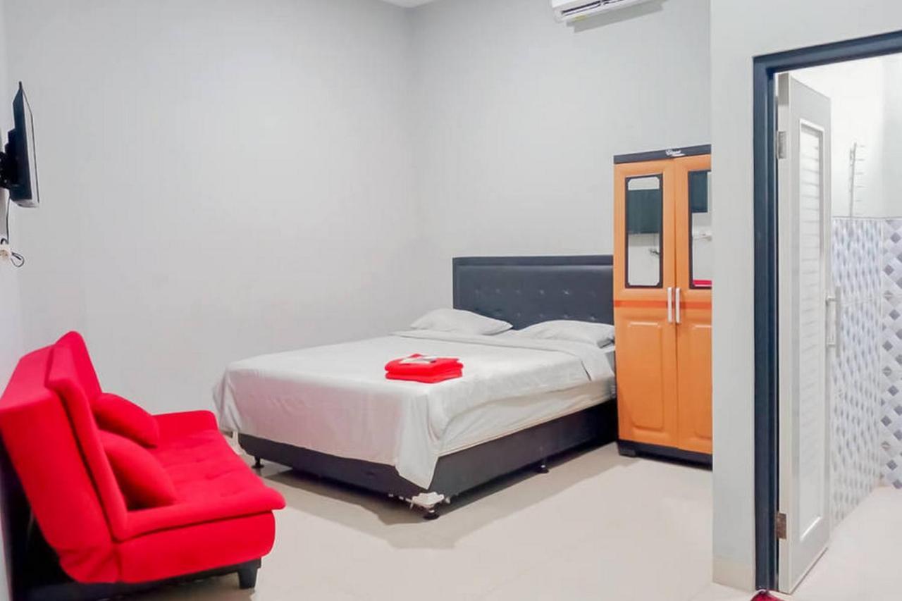 Mahkota Residence Mitra Reddoorz Karawang Exterior foto